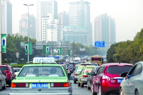 緯二路、順河路、城北路等路口雖多，卻比走金水路省時(shí)