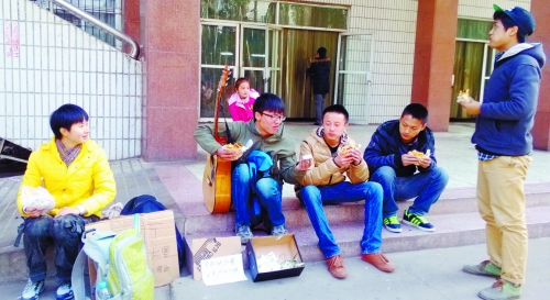 給別人講笑話,換來(lái)了5個(gè)餅夾菜。