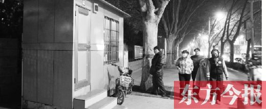 1月13日晚9點(diǎn)30分，鄭州市綠城廣場(chǎng)內(nèi)的公廁依然開放