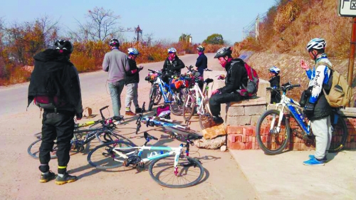 1月21日，他們路過湖南中路鋪鎮(zhèn)，在路邊短暫休息。