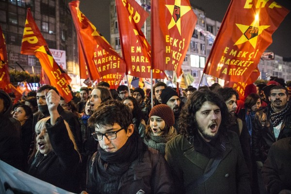 當(dāng)?shù)貢r(shí)間2014年2月25日，土耳其伊斯坦布爾，總理涉腐錄音引發(fā)全國(guó)抗議，要求本屆政府下臺(tái)。