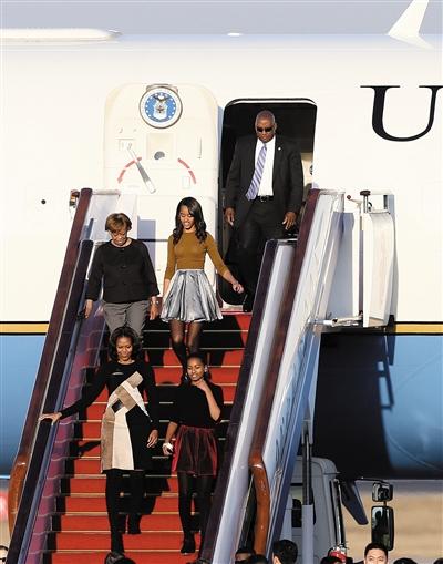 昨日下午5時30分，美國第一夫人米歇爾走出專機艙門，抵京開始訪華。與其一同來訪的家庭成員還有她的母親