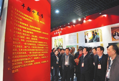 　　干部群眾在蘭考參觀焦裕祿紀念館（3月20日攝）。新華社發(fā)