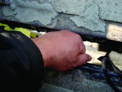 圖為大橋17號墩處橋面裂縫。梅建明 攝