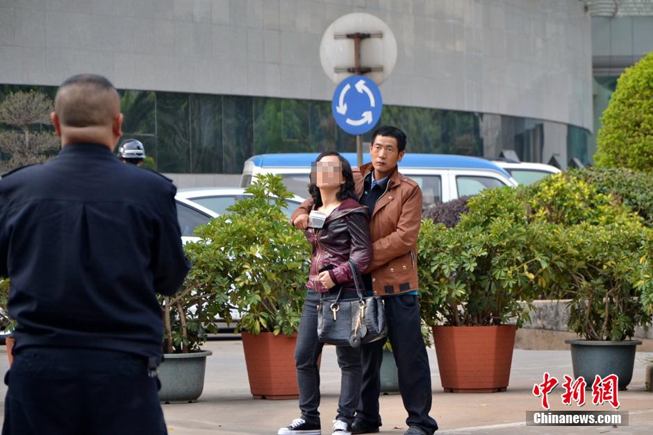 圖為劫持者與警方談判中。