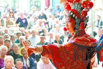 圖為8月15日戲曲演員在“流動(dòng)舞臺(tái)車(chē)”上表演傳統(tǒng)地方戲《穆桂英下山》。