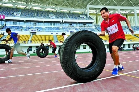 8月15日，運(yùn)動(dòng)員們正在進(jìn)行推輪胎賽跑。
