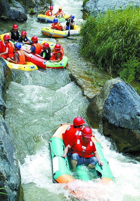 8月16日，游客在盧氏縣豫西大峽谷景區(qū)進(jìn)行漂流比賽。
