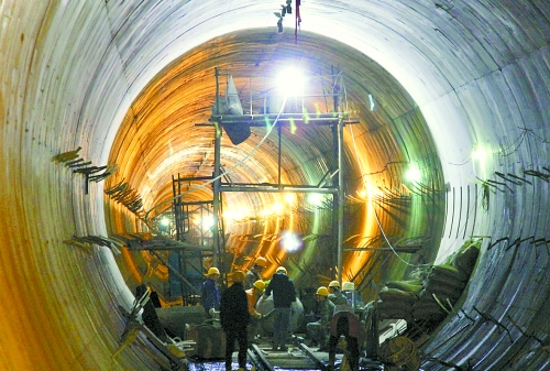 2012年12月30日，工人們在南水北調(diào)中線穿黃隧洞內(nèi)施工。