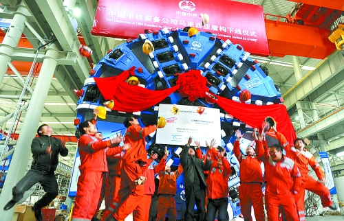 1月3日，由中鐵裝備公司設(shè)計(jì)制造的2臺(tái)中國(guó)中鐵盾構(gòu)在鄭州正式下線