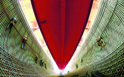 2月27日，南水北調(diào)中線鄧州湍河渡槽工程建設(shè)者在槽體內(nèi)扎鋼筋。