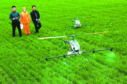 無(wú)人作業(yè)機(jī)一分鐘可為一畝地噴一升藥。