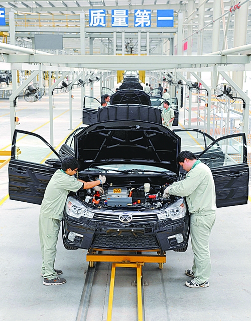 　　4月16日，新鄉(xiāng)市新能電動(dòng)汽車(chē)有限公司的工作人員在電動(dòng)汽車(chē)生產(chǎn)流水線(xiàn)上作業(yè)。目前，新鄉(xiāng)現(xiàn)有規(guī)模以