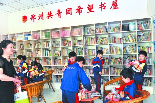 5月3日，來(lái)自貧困家庭的孩子在“雷鋒超市”拿到了心愛(ài)的圖書(shū)。