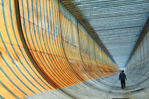 　　一榀榀梁式槽相連，丹江水將從這里穿過。