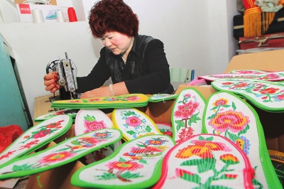 　5月8日，村民周菊芳正在趕制“擁軍鞋墊”。今年42歲的周菊芳是禹州市方山鎮(zhèn)程莊村一位村民，她有一項