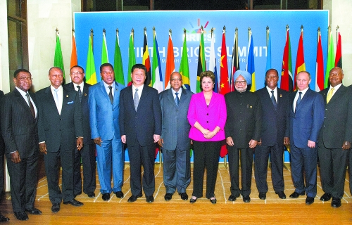 　3月27日，國(guó)家主席習(xí)近平在南非德班出席金磚國(guó)家領(lǐng)導(dǎo)人與非洲國(guó)家領(lǐng)導(dǎo)人對(duì)話會(huì)。這是與會(huì)領(lǐng)導(dǎo)人集體合