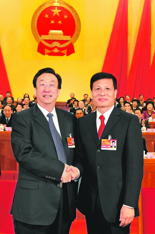 4月2日上午，新當(dāng)選的省人大常委會主任郭庚茂與新當(dāng)選的省人民政府省長謝伏瞻親切握手。郭宇 董亮 攝