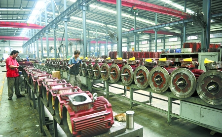 8月9日，南陽(yáng)微特防爆電機(jī)有限公司員工生產(chǎn)出口訂單產(chǎn)品。