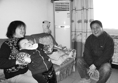 恩人找到了、飯碗保住了，張新明（右）與原竹青都開心地笑了。