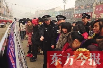 虞城縣公安局在26個(gè)鄉(xiāng)鎮(zhèn)開展“安全防范”大宣傳活動(dòng) 代先鋒 攝 虞城縣公安局在26個(gè)鄉(xiāng)鎮(zhèn)開展“安全防范”大宣傳活動(dòng) 代先鋒 攝