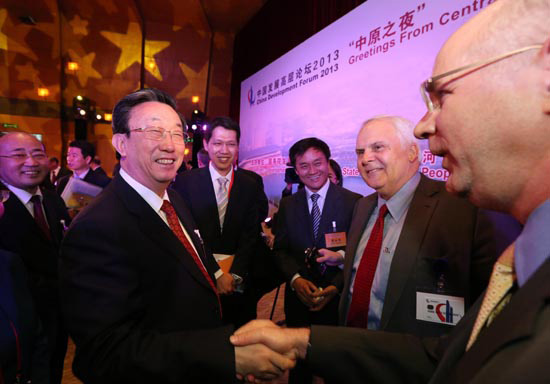 3月24日晚，省委書記、省長郭庚茂在參加中國發(fā)展高層論壇“中原之夜”活動(dòng)時(shí)與外商親切握手交談。