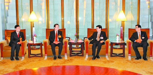 　3月24日，國務(wù)院發(fā)展研究中心主任李偉在北京會見了前來出席中國發(fā)展高層論壇“中原之夜”活動的河南省