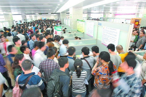 5月5日，招聘會現(xiàn)場人山人海，應(yīng)聘者云集。 大河報(bào)記者 陳曉東 攝