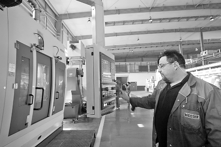 　　5月7日，來自德國的專家正在中原內(nèi)配股份有限公司的生產(chǎn)線上調(diào)試設(shè)備。該企業(yè)位于孟州市產(chǎn)業(yè)集聚區(qū)，