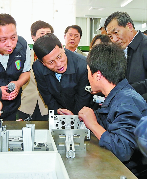 4月24日，省委副書(shū)記、省長(zhǎng)謝伏瞻在濟(jì)源虎嶺產(chǎn)業(yè)集聚區(qū)考察。