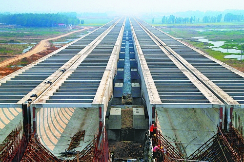 梁式渡槽橫跨沙河。