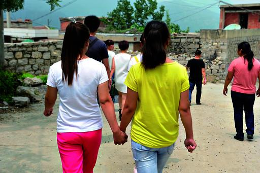 送記者離開(kāi)時(shí)，姐妹倆一直手牽著手