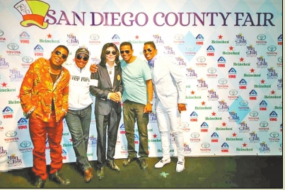 王杰克遜與邁克爾·杰克遜的哥哥們合影