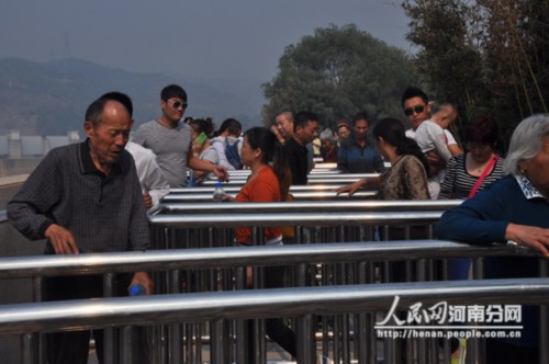 濟(jì)源旅游景區(qū)游客再現(xiàn)“井噴” 攬金3.37億元 濟(jì)源旅游景區(qū)游客再現(xiàn)“井噴” 攬金3.37億元