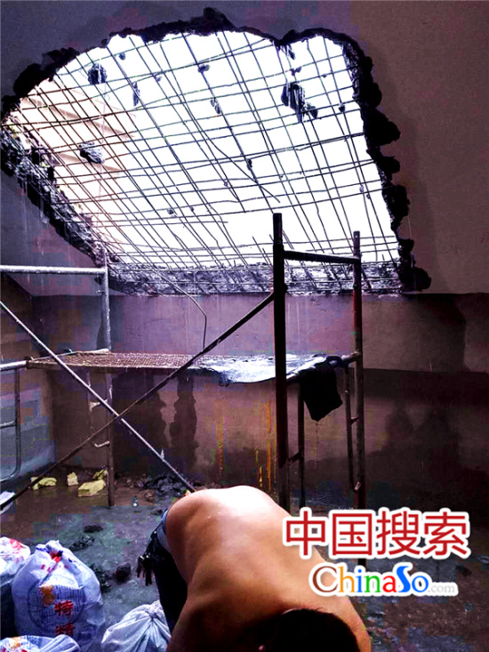 樓頂被鑿開大洞，鋼筋裸露