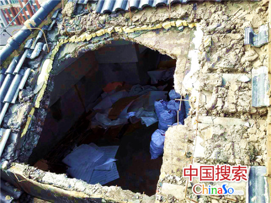 開(kāi)封一業(yè)主私自鑿開(kāi)房頂　律師:住建局涉嫌不作為