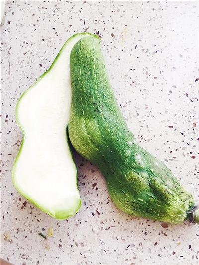 漯河市民菜市場(chǎng)買細(xì)長(zhǎng)絲瓜 放四天“長(zhǎng)胖”