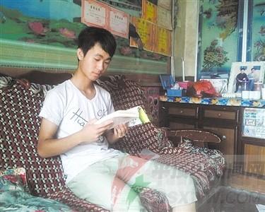 大學(xué)還沒(méi)開(kāi)學(xué)，谷新成已開(kāi)始瀏覽有關(guān)法律的書(shū)籍