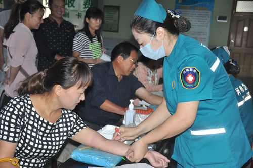 醫(yī)療人員為教師體檢