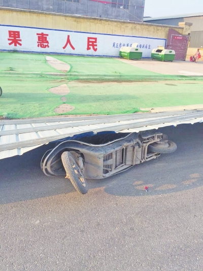 事發(fā)現(xiàn)場，男子的電動車還在鐵皮墻下壓著。