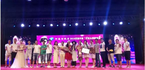 大賽總導(dǎo)演王軍嶺先生親臨現(xiàn)場(chǎng)，為報(bào)名點(diǎn)指導(dǎo)工作