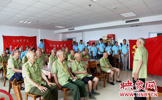 新鄉(xiāng)醫(yī)學(xué)院大學(xué)生暑期社會實(shí)踐隊(duì)員在新鄉(xiāng)市榮軍醫(yī)院聽老紅軍講述抗戰(zhàn)故事