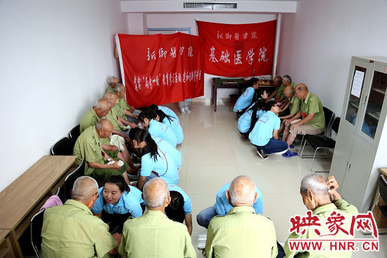 新鄉(xiāng)醫(yī)學(xué)院大學(xué)生暑期社會實(shí)踐隊(duì)員到新鄉(xiāng)市榮軍醫(yī)院為老紅軍、老戰(zhàn)士洗腳