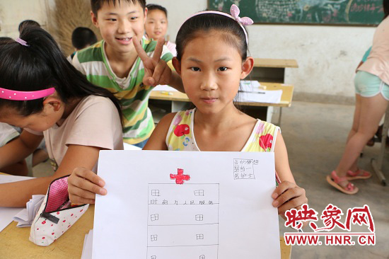 在以“中國夢”主題 的繪畫課堂上，孩子們寫下了自己的夢想