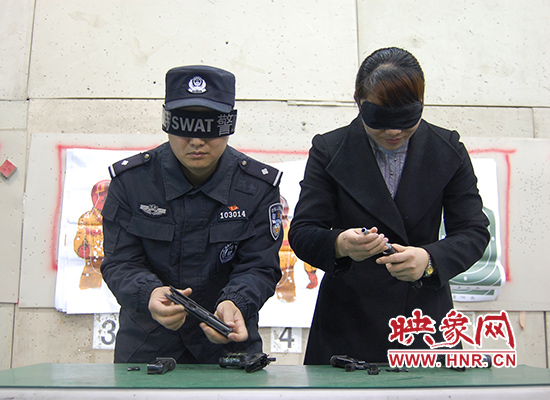 巾幗不讓須眉！鄭州女警蒙眼拆裝手槍不到一分鐘