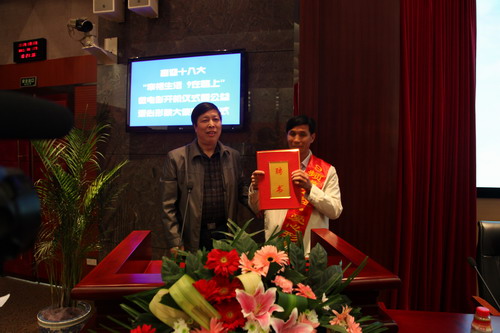 河南平頂山魯山縣電視臺(tái)的記者張朝岑，接過(guò)了河南電視臺(tái)9頻道總監(jiān)張克宣遞上的聘書(shū)。