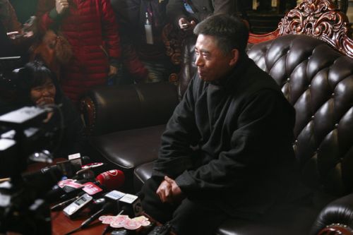 各路記者的長(zhǎng)槍短炮對(duì)準(zhǔn)了《大河兒女》主演陳寶國(guó)。