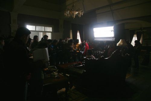 各路媒體記者探班《大河兒女》現(xiàn)場(chǎng)。