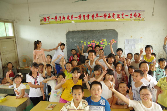 教室里，孩子們與夢(mèng)想墻合影