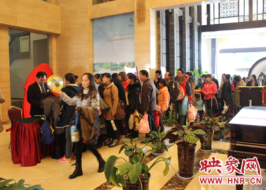 參與活動的老師們排隊領(lǐng)取江南春溫泉門票